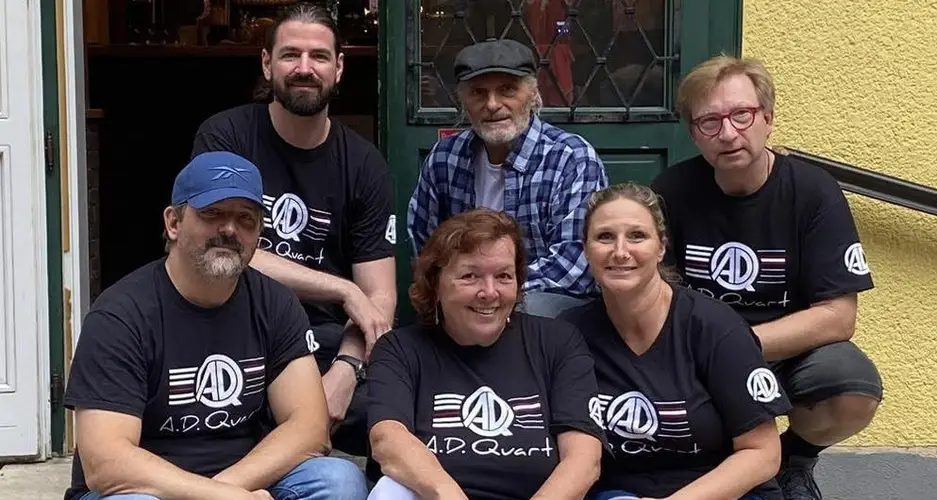Bandfoto AdQuart auf Stufen